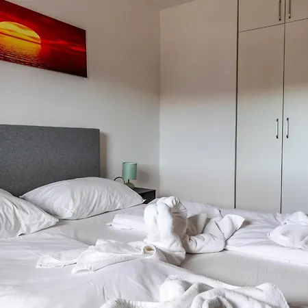 Daire Apartments Strand *