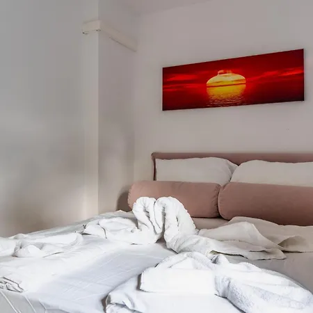 Daire Apartments Strand