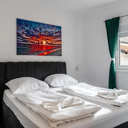 Daire Apartments Strand