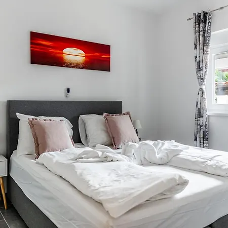 Daire Apartments Strand *